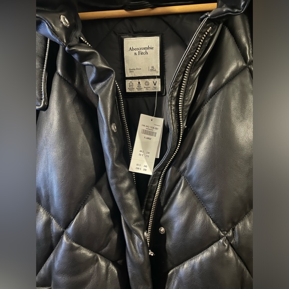 Woman’s Puffy Abercrombie and Fitch Jacket - Picture 4 of 6